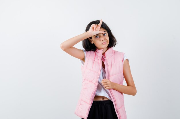 Portrait d'une petite fille en t-shirt blanc et gilet matelassé