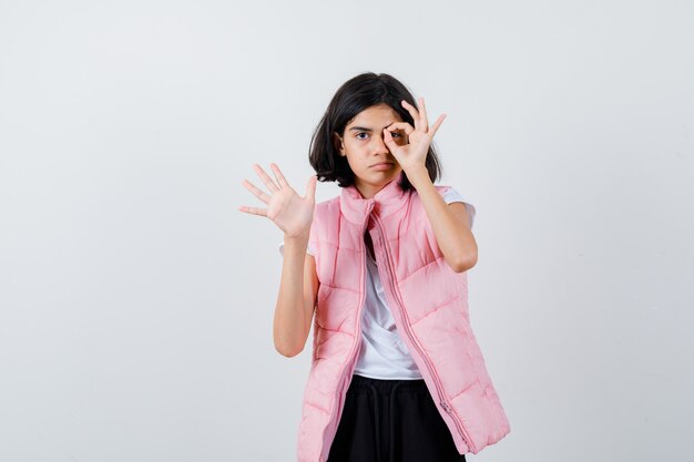 Portrait d'une petite fille en t-shirt blanc et gilet matelassé