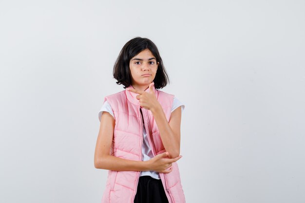 Portrait d'une petite fille en t-shirt blanc et gilet matelassé