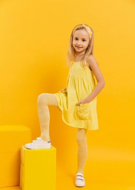 Portrait petite fille vêtue d'une robe jaune