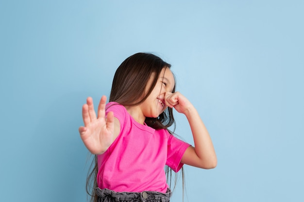 Portrait de petites filles caucasiennes sur le mur bleu du studio