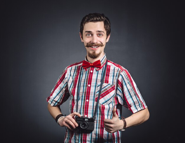 Portrait d'un photographe gai en studio