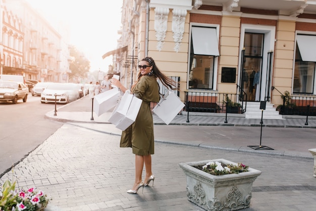 Portrait En Pied De L'arrière D'une Femme Inspirée En Chaussures Scintillantes Profitant Du Shopping