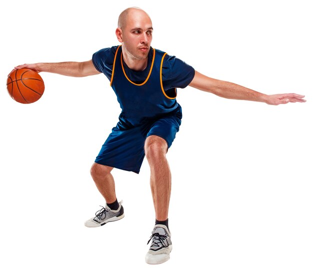 Portrait en pied d'un basketteur avec ballon