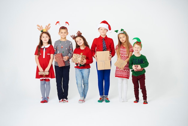 Portrait en pied d'enfants avec cadeau de Noël