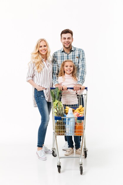 Portrait en pied d'une famille joyeuse