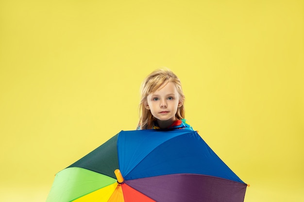 Photo gratuite un portrait en pied d'une fille à la mode lumineuse avec parapluie arc-en-ciel