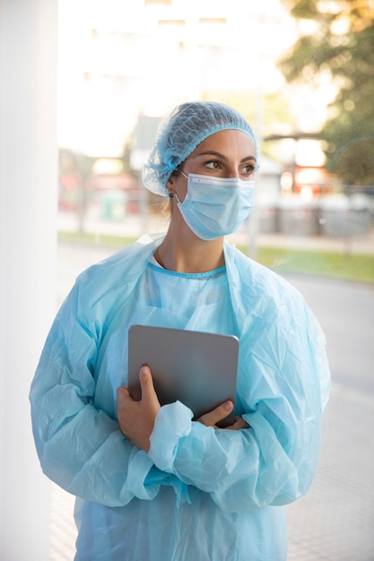 Photo gratuite portrait de plan moyen de femme médecin en vêtements de protection