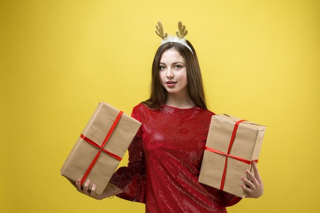 Portrait de plan rapproché d'une fille avec des cadeaux dans ses mains