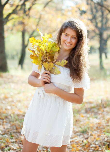 Portrait en plein air d&#39;une fille aux cheveux longs