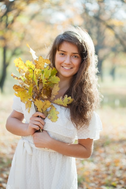 Portrait en plein air d&#39;une fille aux cheveux longs