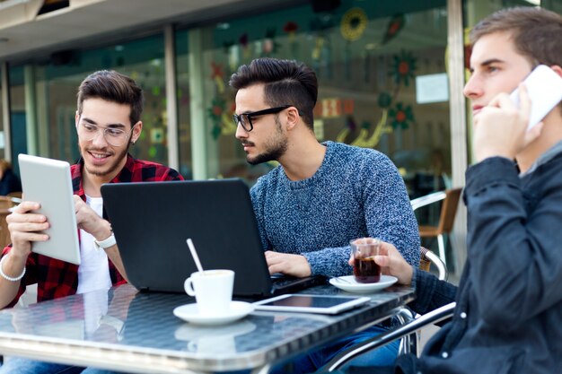 Portrait en plein air de jeunes entrepreneurs travaillant au café-bar.