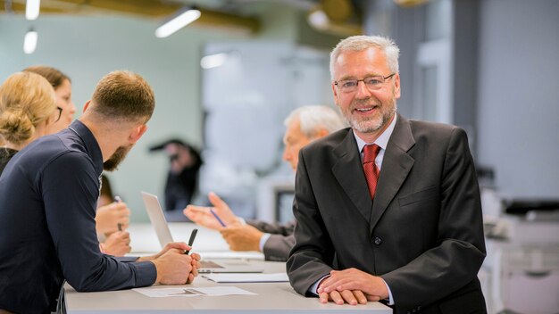 Portrait, principal, homme affaires, devant, hommes affaires, discuter, dans, les, bureau