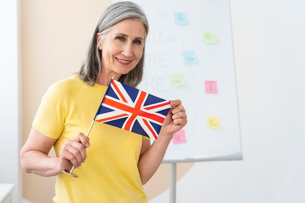 Photo gratuite portrait de professeur d'anglais féminin