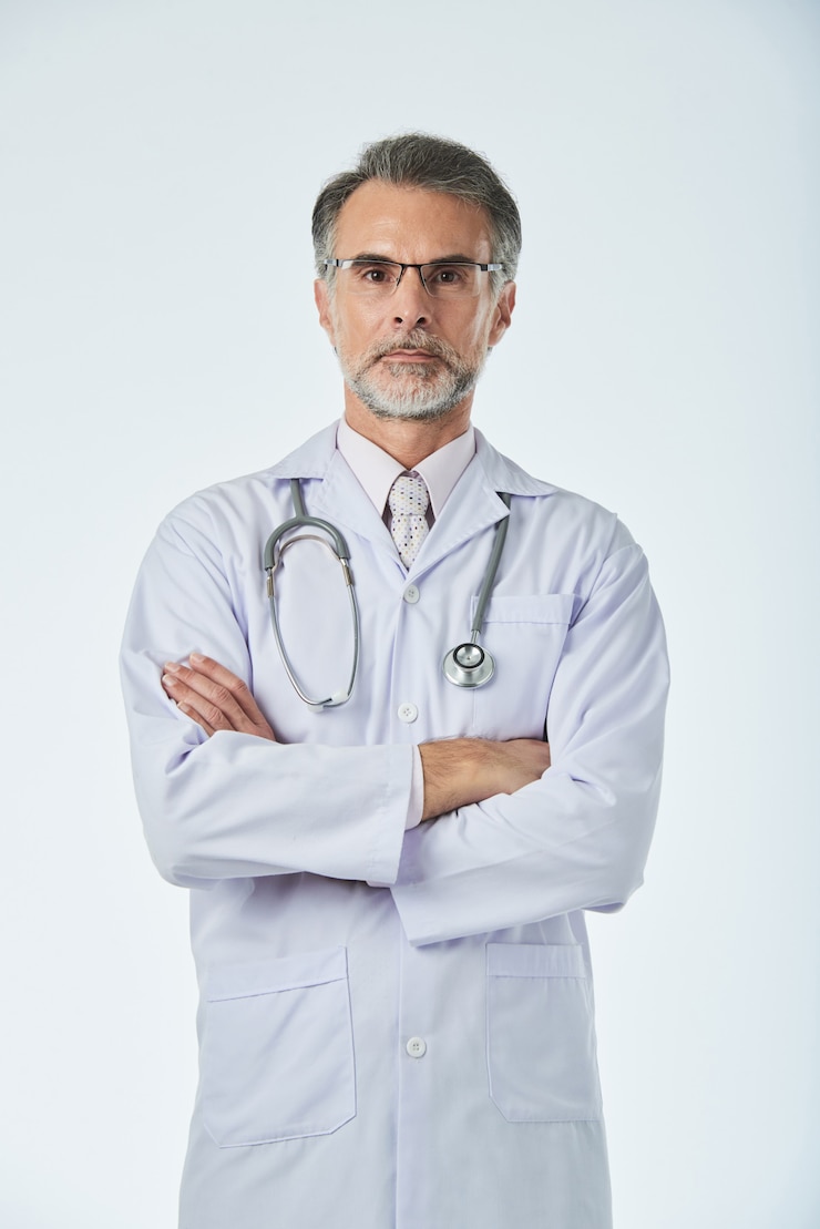 Photo gratuit portrait de professionnel de la santé posant pour une photo avec les bras croisés
