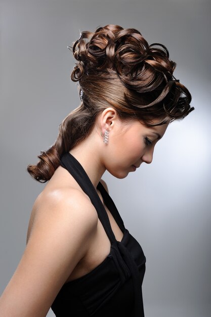 Photo gratuite portrait de profil d'un modèle féminin avec une belle coiffure de mariage.