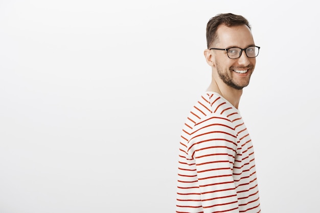 Portrait de profil de type caucasien insouciant avec barbe à lunettes noires