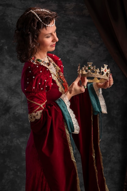 Photo gratuite portrait de reine avec couronne royale