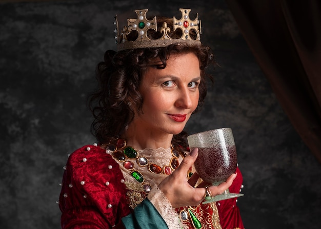 Photo gratuite portrait de reine médiévale avec calice et boisson