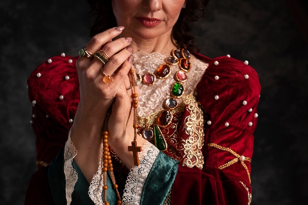 Photo gratuite portrait de reine médiévale avec chapelet