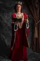 Photo gratuite portrait de reine médiévale avec livre et bougie