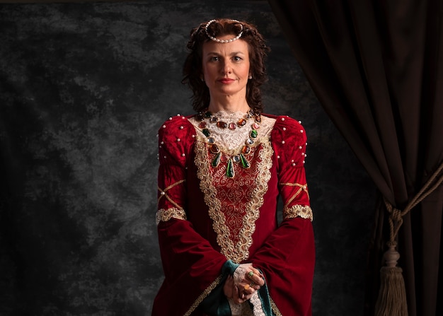Photo gratuite portrait de reine médiévale en robe royale