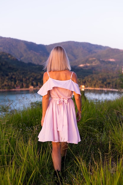 Photo gratuite portrait romantique de jeune femme caucasienne en robe d'été profitant de la détente dans le parc sur la montagne avec une vue imprenable sur la mer tropicale femme en vacances voyage autour de la thaïlande femme heureuse au coucher du soleil