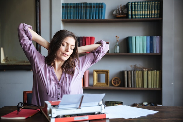 Portrait, séduisant, femme, auteur, repos, étirage, mains