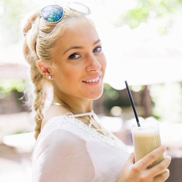 Portrait, de, a, séduisant, jeune femme, tenant verre, de, latte, macchiato