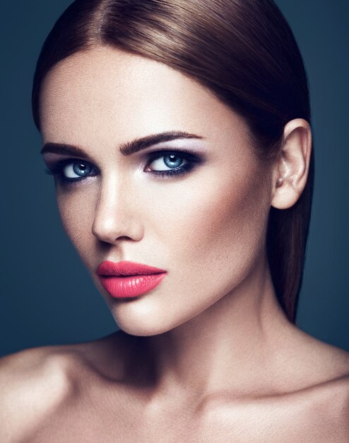 portrait sensuel de la belle femme modèle lady avec un maquillage quotidien frais avec des lèvres roses et un visage de peau propre et saine