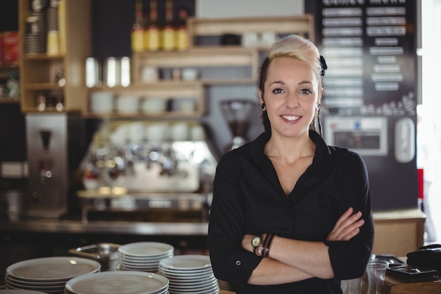 Portrait, de, serveuse, debout, à, bras croisés