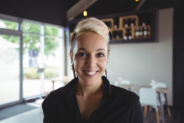 Portrait de serveuse souriante