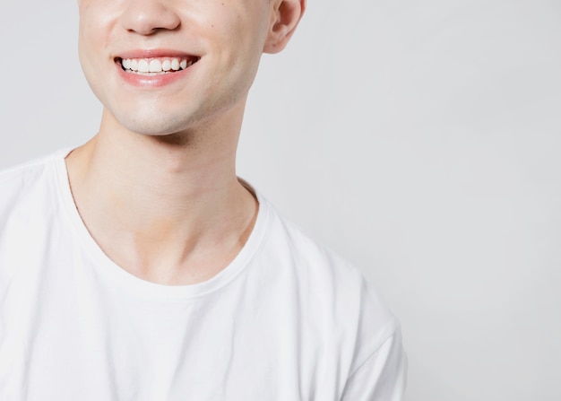 Portrait simpliste d'un homme souriant