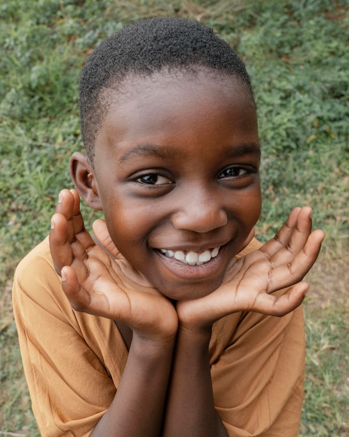 Photo gratuite portrait smiley jeune garçon africain