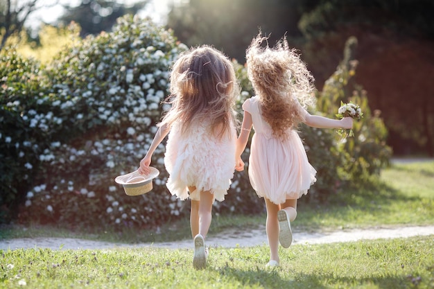 portrait de soeurs heureuses en plein air