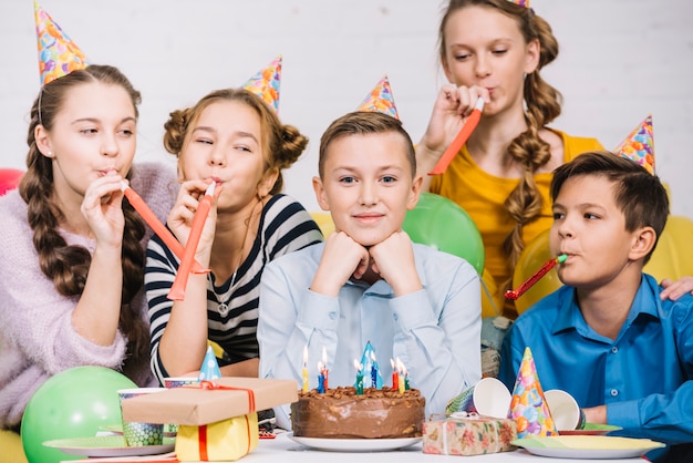 Portrait souriant d&#39;un adolescent célébrant son anniversaire