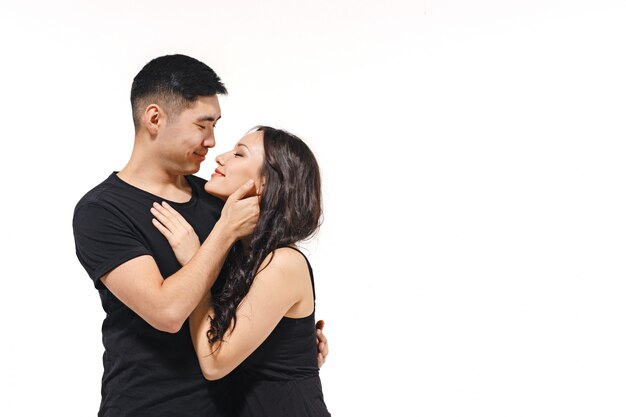 Portrait de souriant couple coréen isolé sur blanc