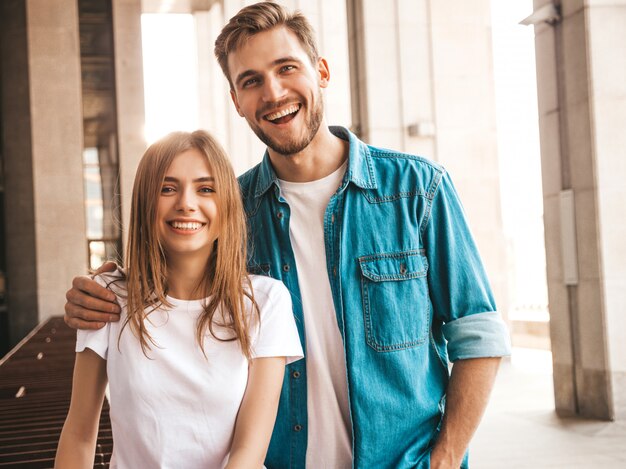 Photo gratuite portrait de souriante belle fille et son beau petit ami. femme en vêtements de jeans d'été décontracté. se regarder les uns les autres