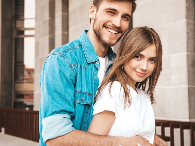 Portrait de souriante belle fille et son beau petit ami. Femme en vêtements de jeans d'été décontracté. Se regarder les uns les autres