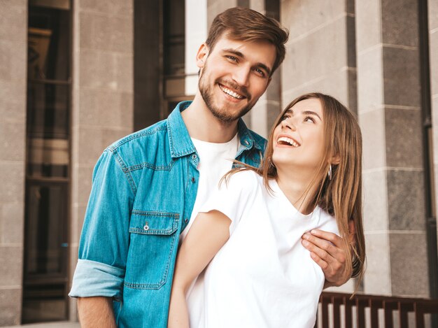 Portrait de souriante belle fille et son beau petit ami. Femme en vêtements de jeans d'été décontracté.