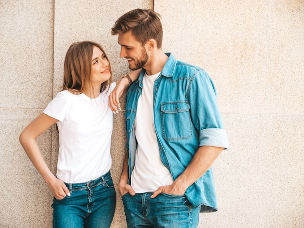 Portrait de souriante belle fille et son beau petit ami. Femme en vêtements de jeans d'été décontracté.