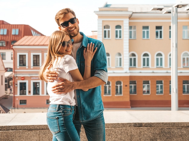 Portrait de souriante belle fille et son beau petit ami. Femme en vêtements de jeans d'été décontracté.