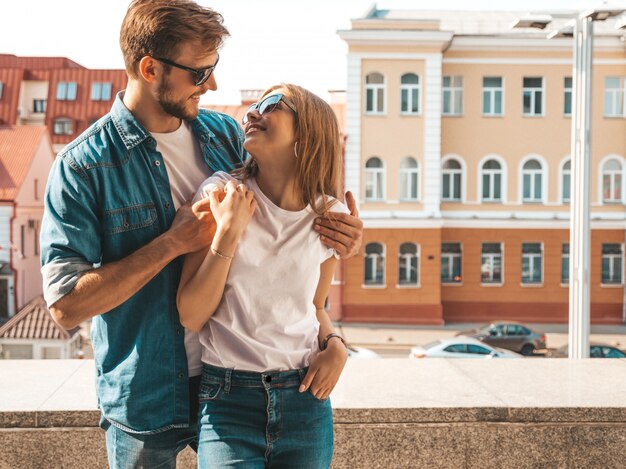 Portrait de souriante belle fille et son beau petit ami. Femme en vêtements de jeans d'été décontracté.