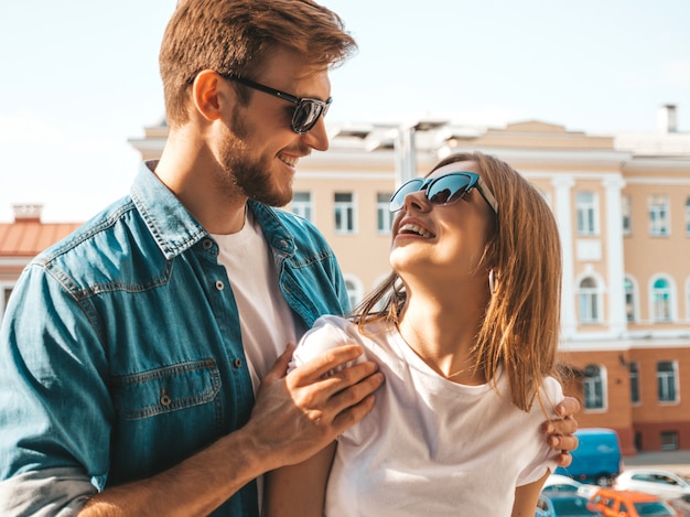 Portrait de souriante belle fille et son beau petit ami. Femme en vêtements de jeans d'été décontracté.