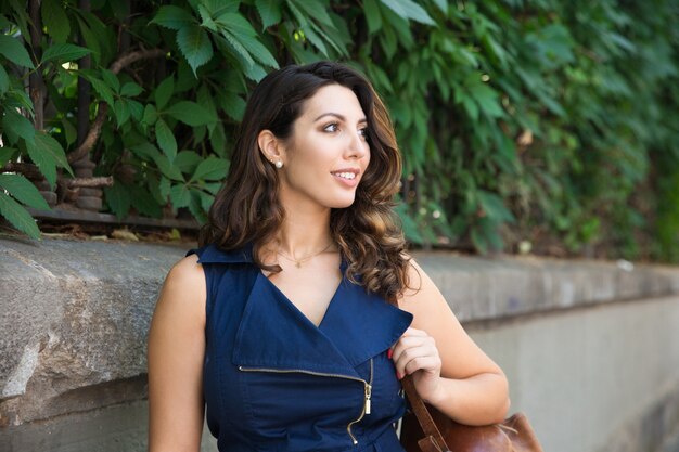 Portrait de souriante femme à la mode en plein air