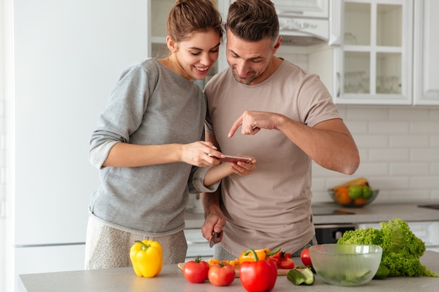 Portrait, sourire, aimer, couple, cuisine, salade, ensemble