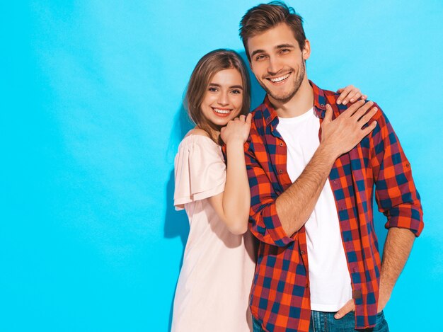 Portrait de sourire belle fille et son beau petit ami en riant.