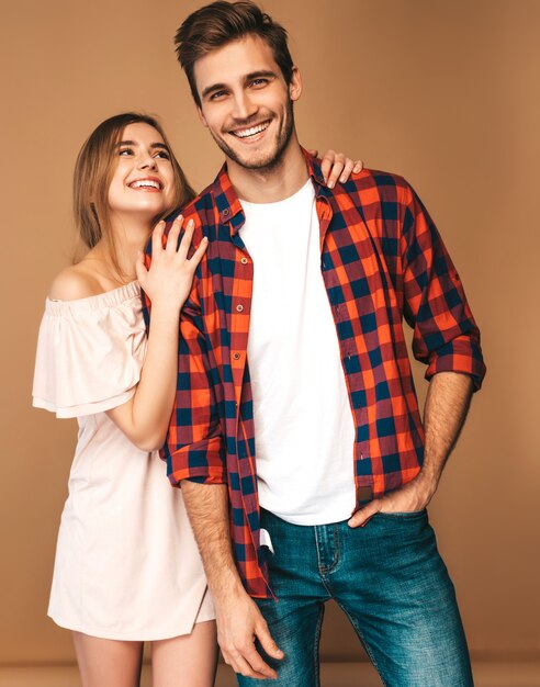 Portrait de sourire belle fille et son beau petit ami en riant.