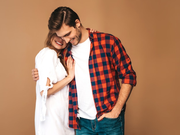 Portrait de sourire belle fille et son beau petit ami en riant.