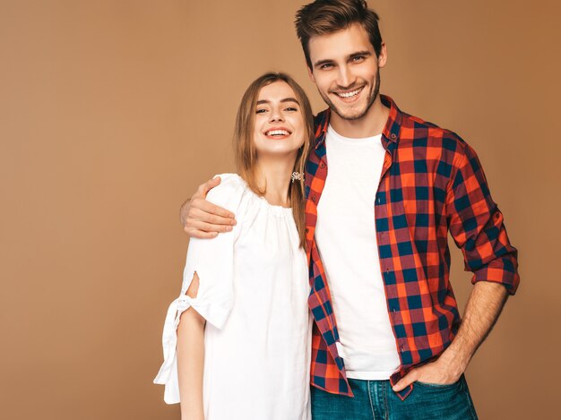 Portrait de sourire belle fille et son beau petit ami en riant.